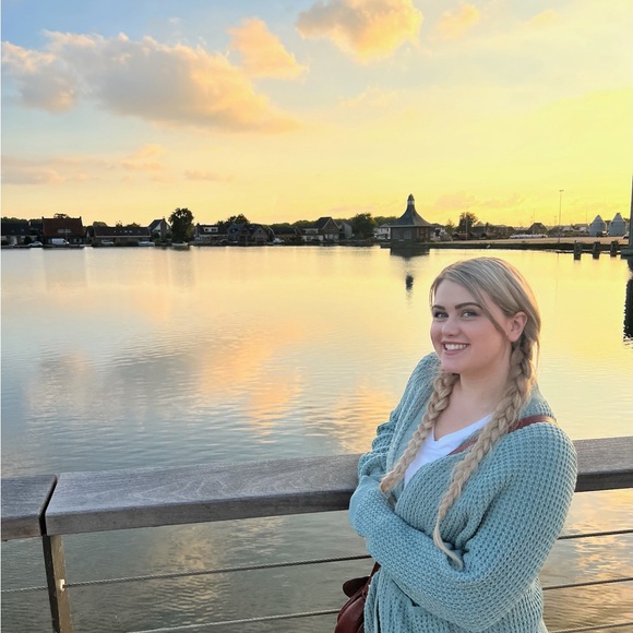 Meet your Posher, Ally - Picture 5 of 14